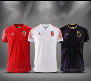 جماهير النشامى ترتدي قميص المنتخب الأردني الرسمي