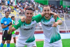 لاعب من الدفاع الجديدي يحتفل بهدف الفوز أمام لاعبي الوداد في مباراة الدوري المغربي.