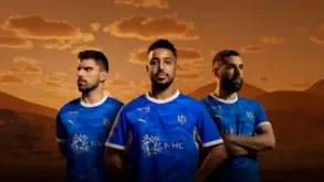 قميص الهلال الجديد للموسم الرياضي القادم بتصميمه المستوحى من الكثبان الرملية.