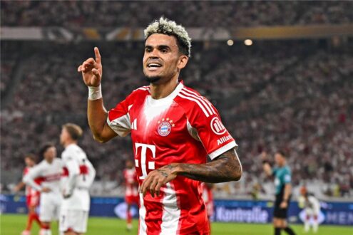 لويس دياز بقميص بايرن ميونخ مع شعار الهلال السعودي في الخلفية