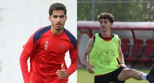 لاعبان شابان يوقعان عقود انضمام لنادي الحسين إربد، يصافحان مسؤولاً في النادي.