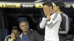 أردا جولر بقميص ريال مدريد مع جوزيه مورينيو