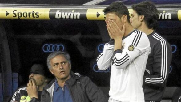 أردا جولر بقميص ريال مدريد مع جوزيه مورينيو