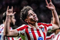ماسون جرينوود بقميص أتلتيكو مدريد بجانب شعار النادي