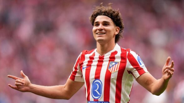 شعار أتلتيكو مدريد وبرشلونة مع صورة جوليان ألفاريز