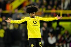 كريم أديمي لاعب بوروسيا دورتموند يرتدي قميص فريقه في مباراة كرة قدم.