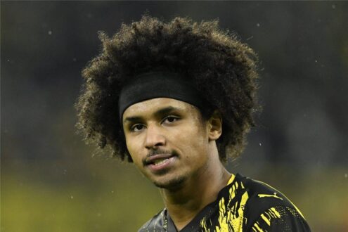 كريم أديمي لاعب بوروسيا دورتموند يرتدي قميص فريقه