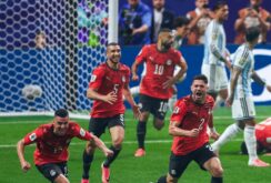 صورة لمنتخب مصر يحتفل بعد مباراة في كأس العالم، تظهر الفرحة بالتقدم في تصنيف الفيفا.