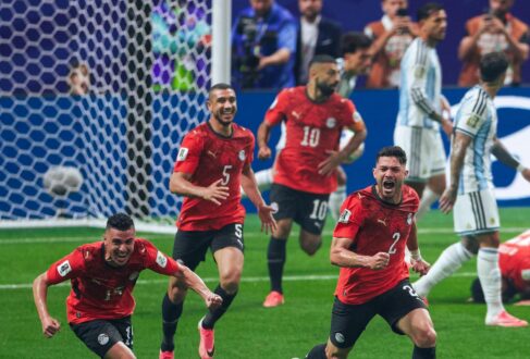صورة لمنتخب مصر يحتفل بعد مباراة في كأس العالم، تظهر الفرحة بالتقدم في تصنيف الفيفا.