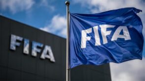 شعار الفيفا والاتحاد الأوروبي لكرة القدم مع خلفية كأس العالم