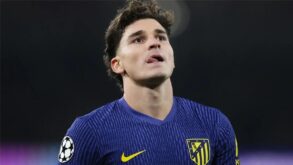 جوليان ألفاريز لاعب أتلتيكو مدريد يظهر عليه الغضب