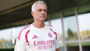 جوزيه مورينيو مدرب ريال مدريد يتحدث في مؤتمر صحفي بعد عودته