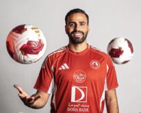 أسامة طنان بقميص النادي العربي القطري بعد توقيع العقد