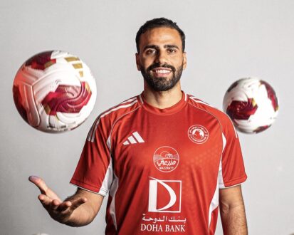 أسامة طنان بقميص النادي العربي القطري بعد توقيع العقد