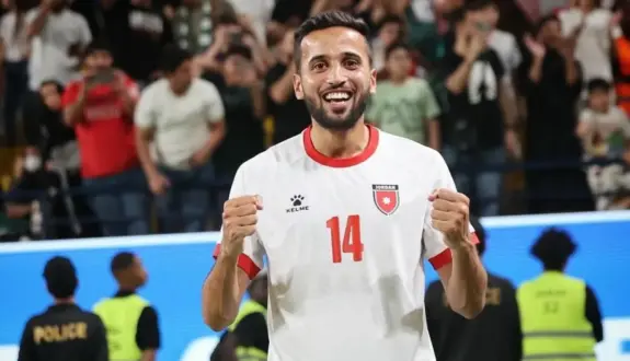 اللاعب الأردني رجائي عايد بقميص نادي الطلبة العراقي بعد توقيع العقد