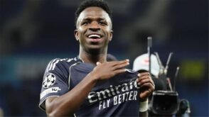 فينيسيوس جونيور لاعب ريال مدريد يبتسم في مباراة كرة قدم