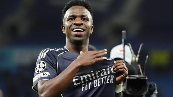 فينيسيوس جونيور لاعب ريال مدريد يبتسم في مباراة كرة قدم