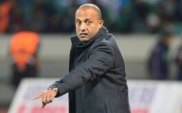 صورة للمدرب المصري طارق مصطفى وهو يقود تدريبات نادي الفيصلي الأردني