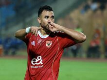 محمود حسن تريزيغيه يصافح مسؤولاً من النادي الأهلي بعد توقيع إنهاء العقد