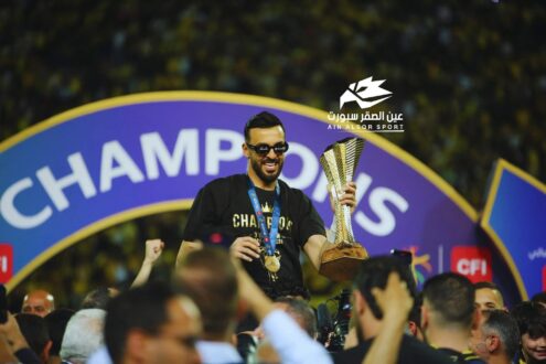 يزيد أبو ليلى حارس مرمى نادي الحسين إربد يوقع على عقد التجديد