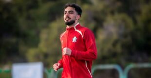 عبدالله عوض يصافح مسؤولاً من نادي الوحدات بعد فسخ العقد بالتراضي