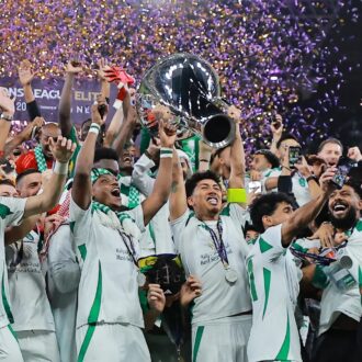 شعار نادي الأهلي السعودي مع صورة للاعبين والمدرب الراحلين