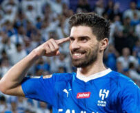 لاعبي الهلال يحتفلون بهدف روبن نيفيز في مرمى الرائد بكأس خادم الحرمين الشريفين