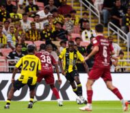 لاعبي الاتحاد والخلود يتنافسون على الكرة في مباراة دوري روشن السعودي