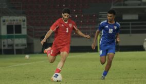 لاعبي منتخب النشامى تحت 20 عامًا يحتفلون بفوزهم على الكويت في مباراة ودية.