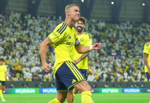 كريستيانو رونالدو يحتفل بهدفه الحاسم في مباراة النصر والتعاون بدوري روشن السعودي.