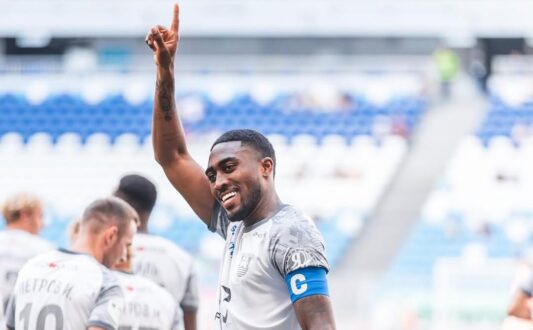 اللاعب الكولومبي كيفين كيخادا يوقع عقد انضمامه لنادي الزوراء العراقي.