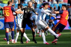 شعار الاتحاد الأرجنتيني لكرة القدم مع شعار فيفا في الخلفية، يرمز لرد فعل الاتحاد على عقوبات فيفا.