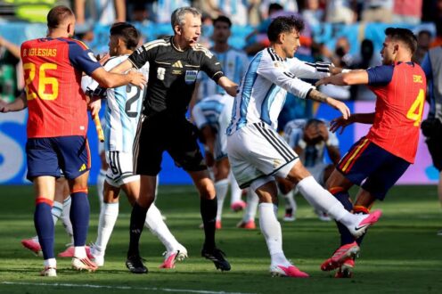 شعار الاتحاد الأرجنتيني لكرة القدم مع شعار فيفا في الخلفية، يرمز لرد فعل الاتحاد على عقوبات فيفا.