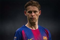 فرينكي دي يونج لاعب برشلونة يمسك ركبته المصابة في مباراة كرة قدم.