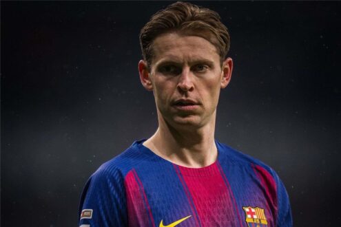 فرينكي دي يونج لاعب برشلونة يمسك ركبته المصابة في مباراة كرة قدم.
