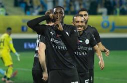شيخنا دومبيا بقميص نادي الشارقة الإماراتي