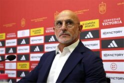 لويس دي لا فوينتي مدرب منتخب إسبانيا ورافائيل لوزان رئيس الاتحاد الإسباني لكرة القدم يصافحان بعضهما.