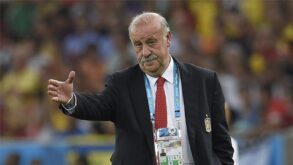 فيسنتي ديل بوسكي يبتسم ويتحدث عن لامين يامال، لاعب برشلونة الشاب، في مؤتمر صحفي.