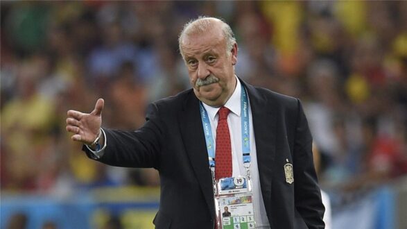 فيسنتي ديل بوسكي يبتسم ويتحدث عن لامين يامال، لاعب برشلونة الشاب، في مؤتمر صحفي.