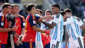 شعار فيفا مع كأس العالم وخلفية تظهر لاعبي الأرجنتين وإسبانيا بعد نهائي 2026