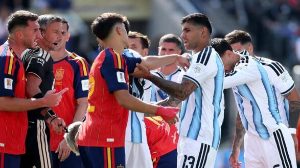 شعار فيفا مع كأس العالم وخلفية تظهر لاعبي الأرجنتين وإسبانيا بعد نهائي 2026