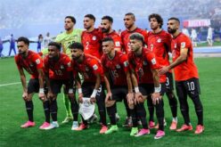 شعار الفيفا وكرة قدم مع خلفية علم مصر، يرمز لأزمة خطابات الفيفا لاتحاد الكرة المصري.