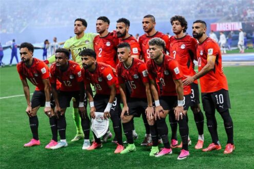 شعار الفيفا وكرة قدم مع خلفية علم مصر، يرمز لأزمة خطابات الفيفا لاتحاد الكرة المصري.