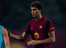 هانز فليك مدرب برشلونة يتخذ قرارات بشأن قائمة الفريق واستبعاد اللاعبين الشباب
