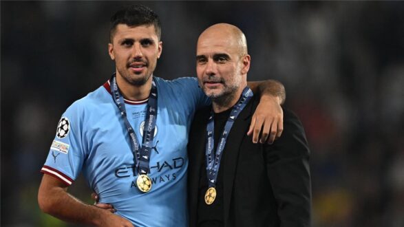بيب جوارديولا ورودري يتحدثان في تدريبات مانشستر سيتي، يظهر تأثير جوارديولا على قرار رودري بالانتقال لبرشلونة.