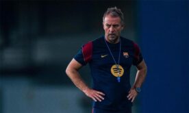 هيكتور فورت لاعب برشلونة يتدرب منفردًا في انتظار حسم مصيره بعد قرار هانز فليك.