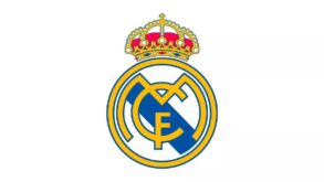 جاكوبو أورتيجا بقميص ريال مدريد يصافح مسؤولًا من ستراسبورج بعد إتمام صفقة الانتقال
