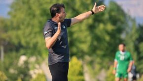 المدرب جمال محمود يحتفل مع لاعبي نادي الإمارات بعد الفوز على بالم سيتي