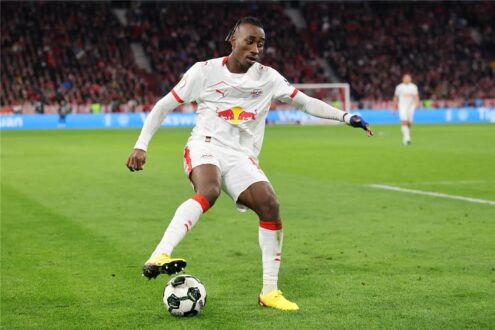 يان ديوماندي لاعب لايبزيج بقميص فريقه