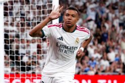 كيليان مبابي بقميص ريال مدريد يحتفل بهدف، مع إشارة إلى كريستيانو رونالدو.